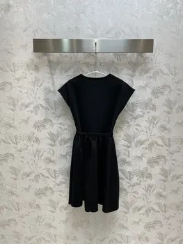 Na začiatku jesene nové čierne šaty bez rukávov tvaru krytu rukáv nepravidelný verzia letné šaty
